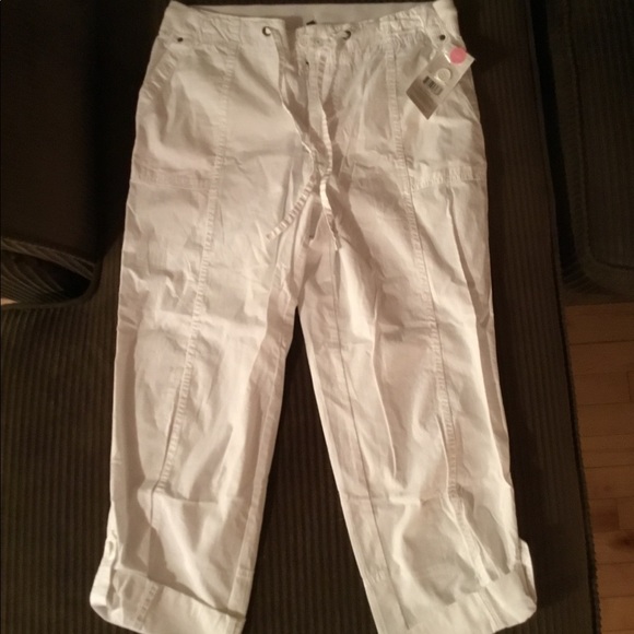 NWT Women’s Straight Leg Stretch Capris. Size 6 - Picture 1 of 8